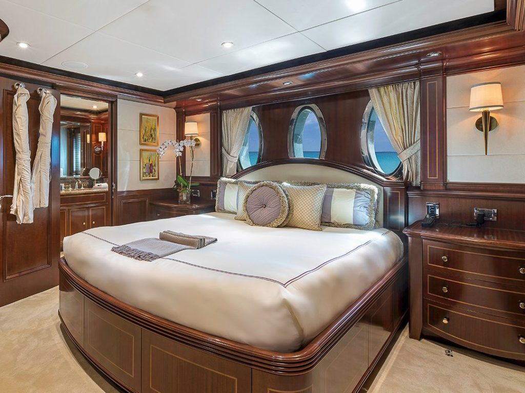 Luxury cabin on Motor Yacht Loon
