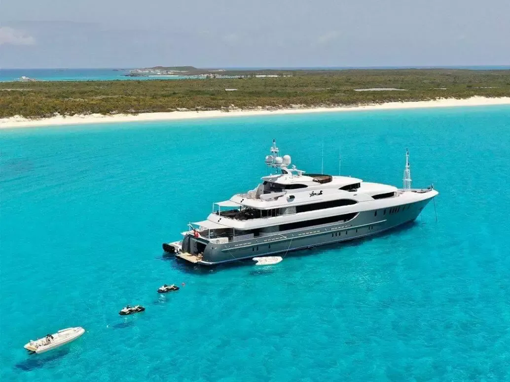 Overhead view of Motor Yacht Loon